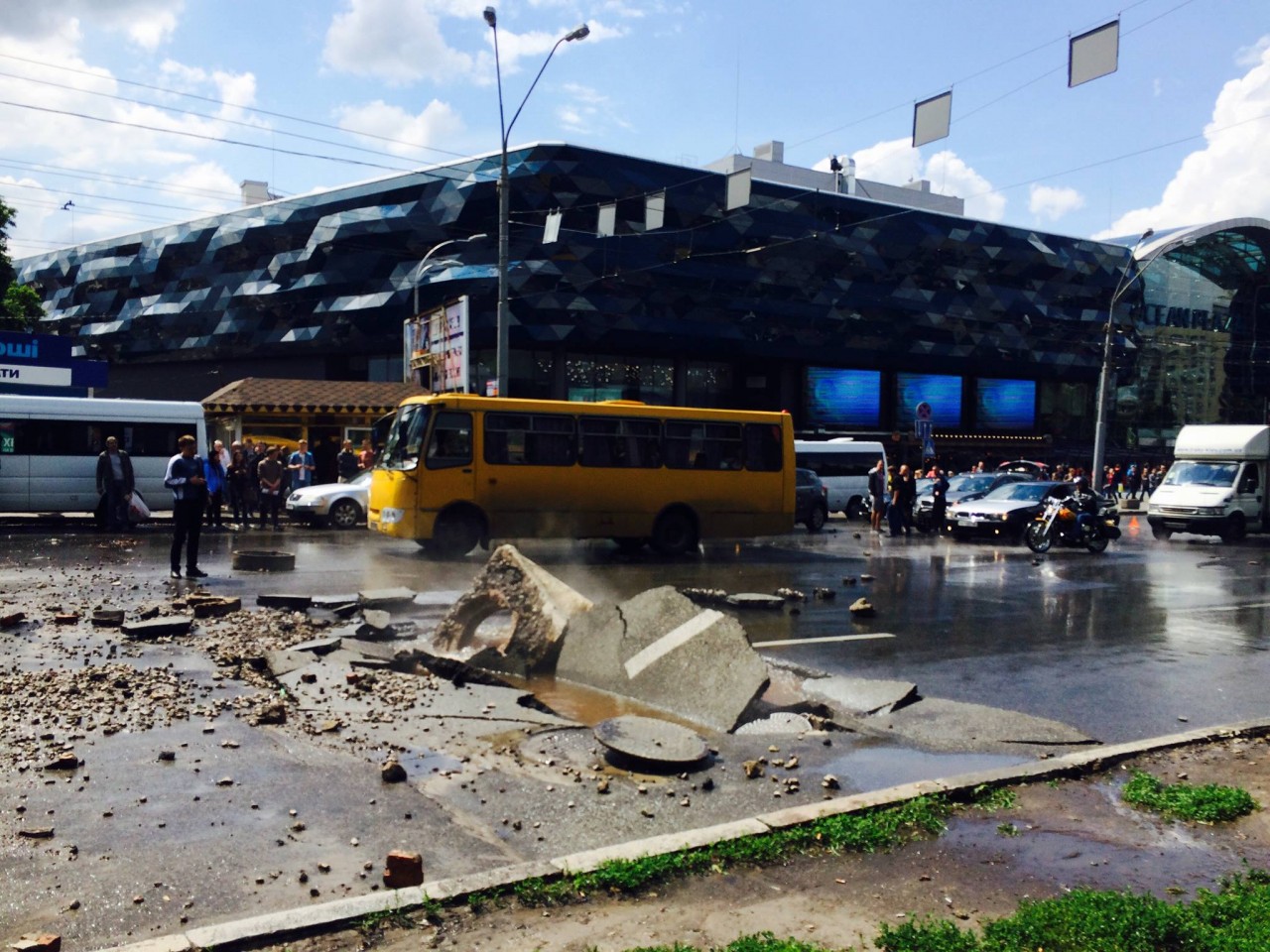 В Киеве прорвало трубу с горячей водой, крышка люка отлетела в маршрутку —  DSnews.ua