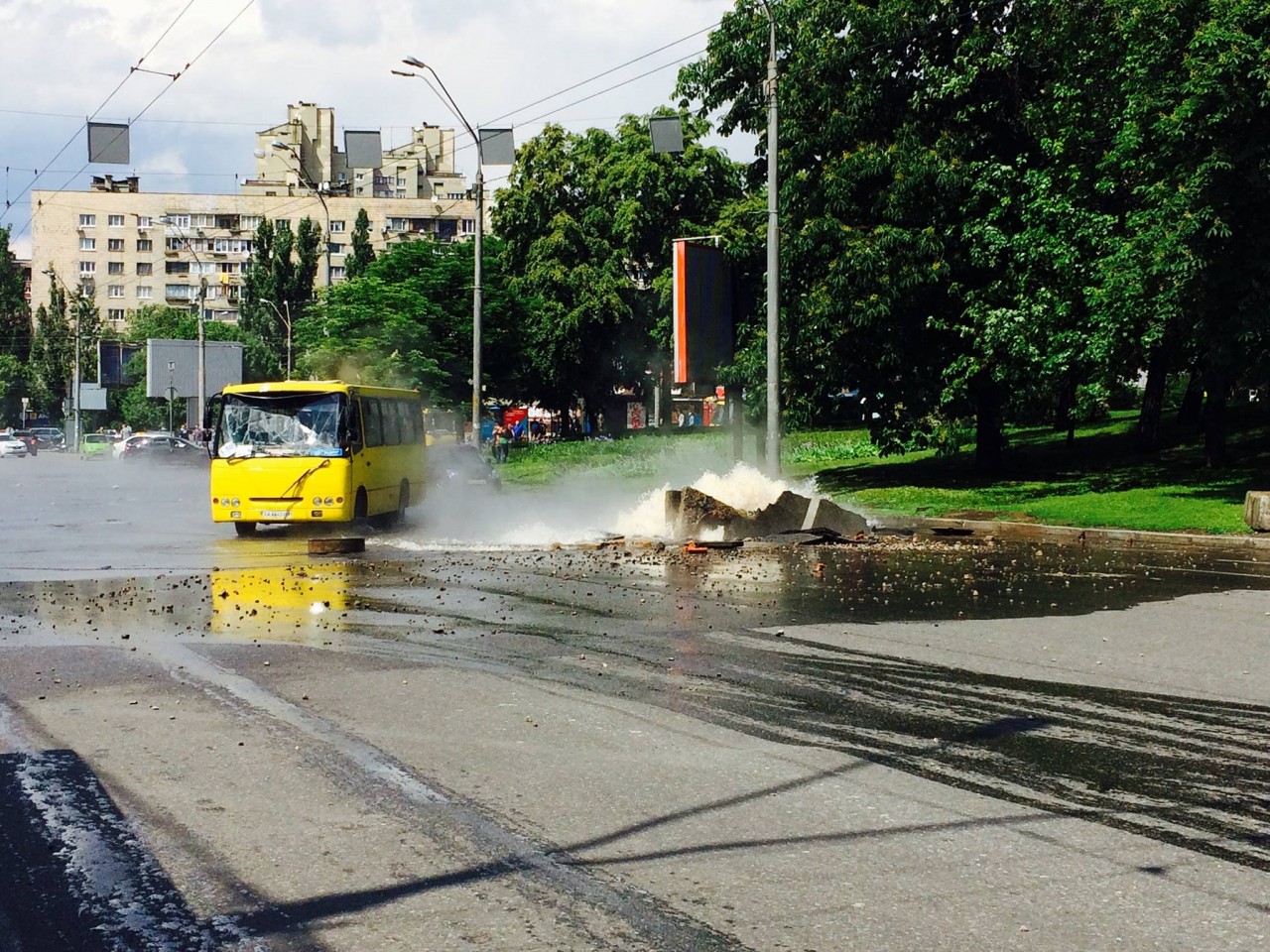 В Киеве прорвало трубу с горячей водой, крышка люка отлетела в маршрутку —  DSnews.ua