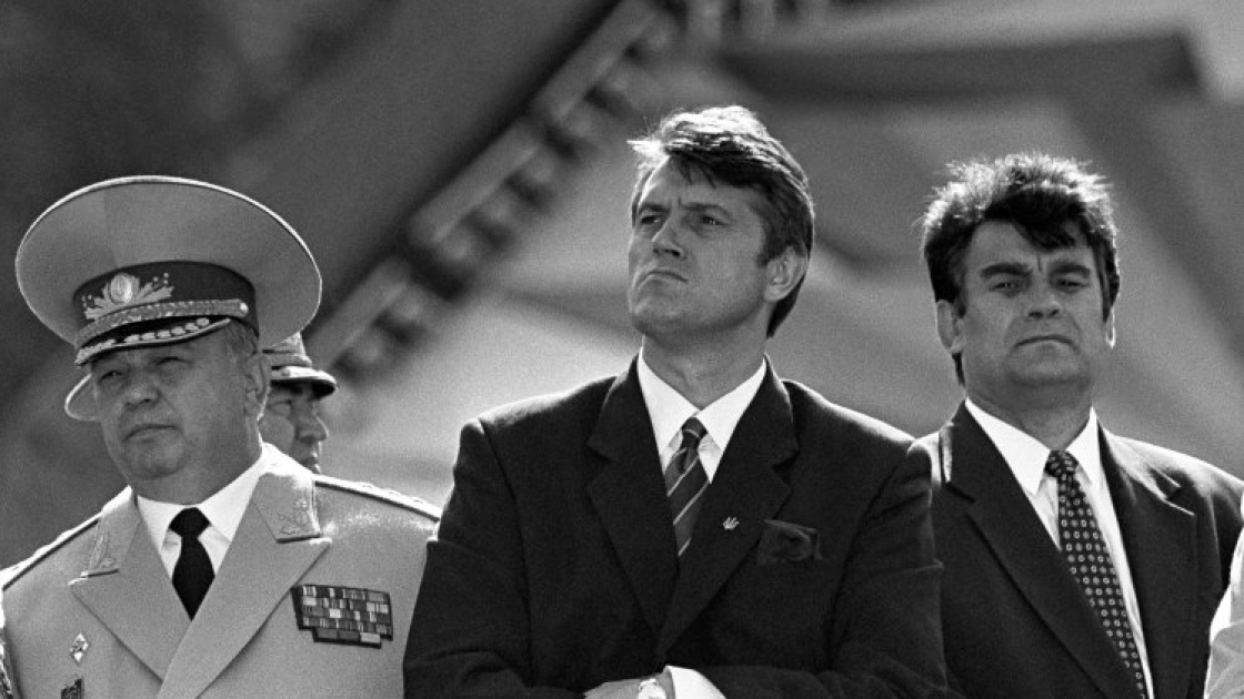 «Молодость ему отдал!» На фото Ющенко со спикером «Правого сектора» увидели магию
