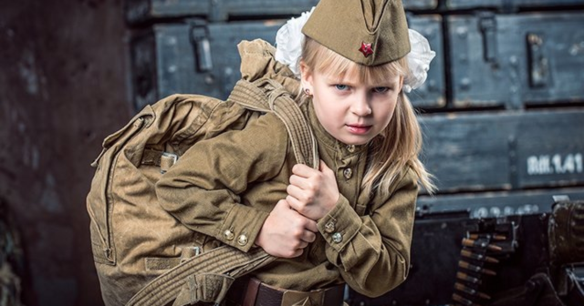 Сын военного поступил. Дети в военной форме. Малыш в военной форме. Детская фотосессия в военной форме. Мальчик и девочка в военной форме.