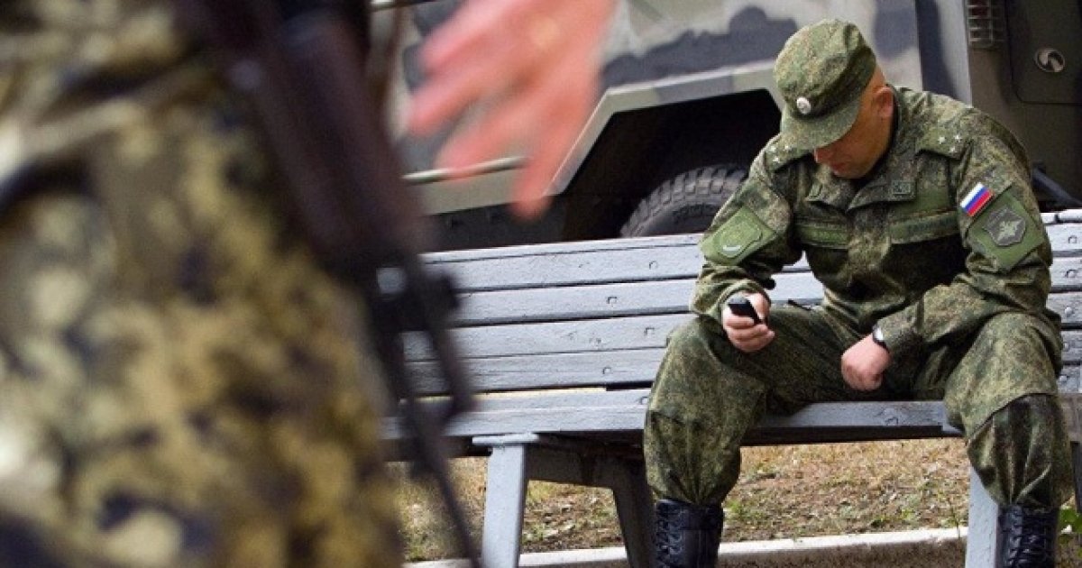 Солдат и телефон видео. Российский солдат. Солдат сидит. Военный сидит. Грустный солдат.