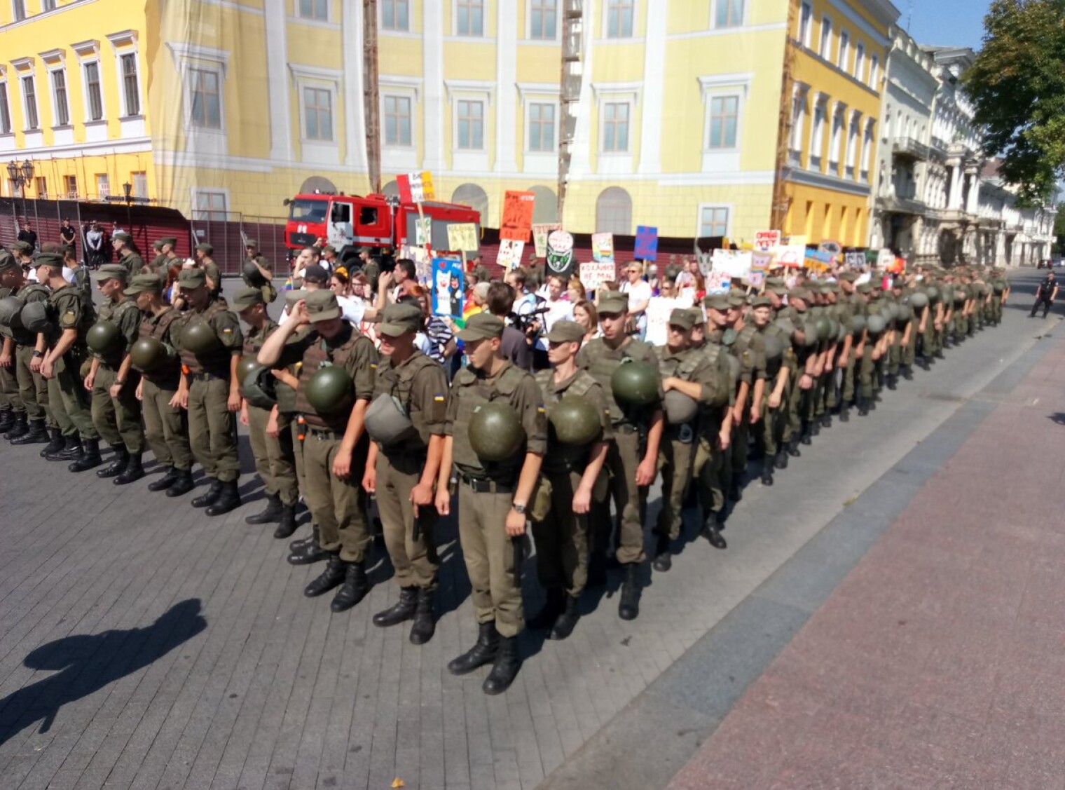 Проходить маршем. Одесса парад. Марш Киев Одесса. Марш рівності. Открытый г е й парад.