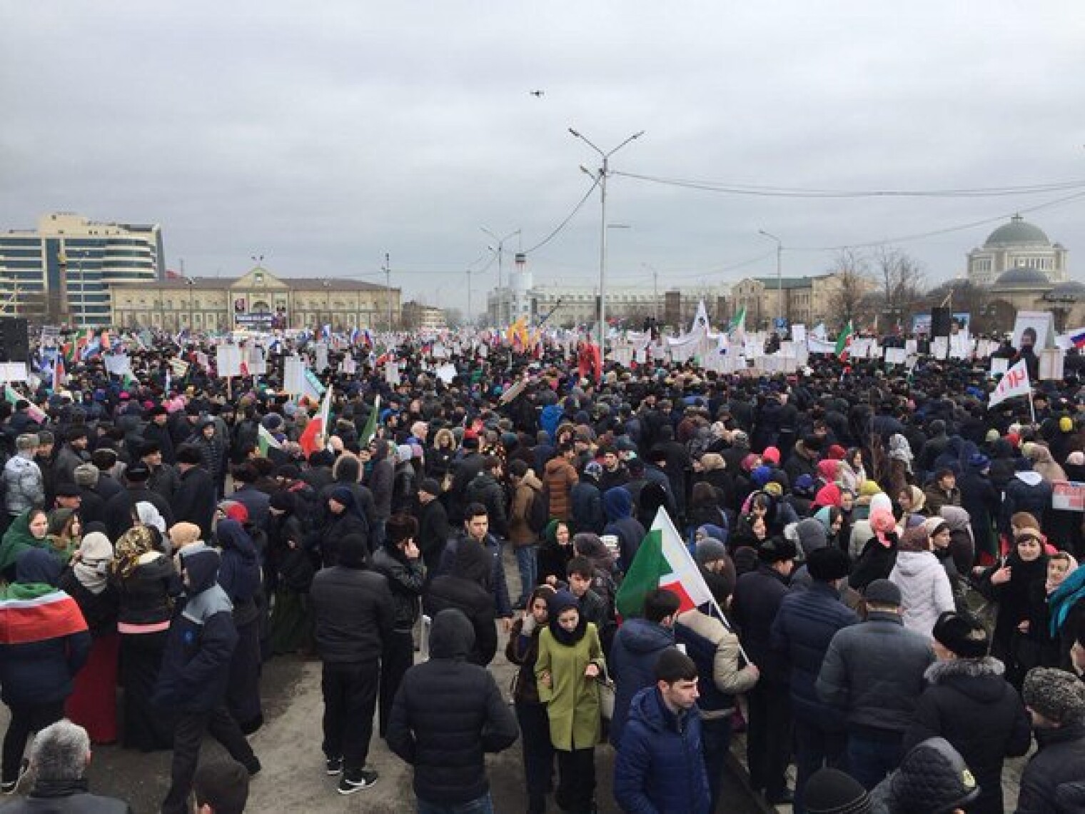 Грозный вышел. Митинг против Навального в Грозном. Митинг в Грозном. Демонстрация в Грозном.