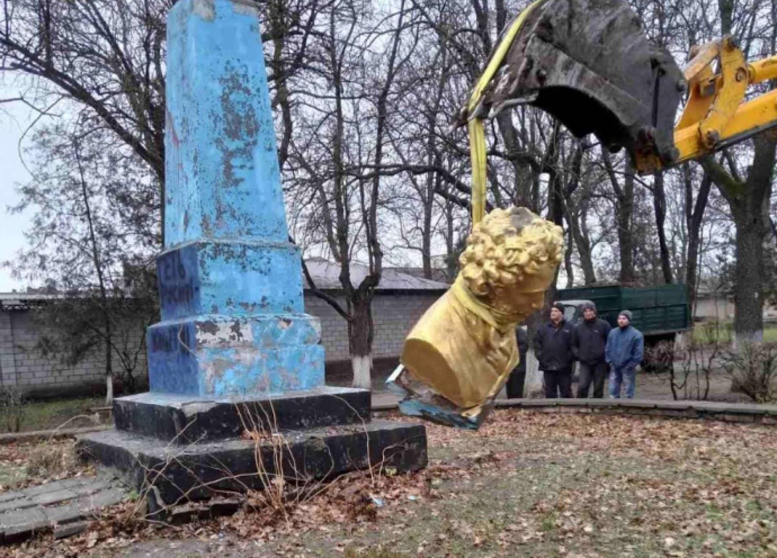 Снесли памятник. Памятник Костенко. Правки Пушкин памятник. Головы в Армении монумент. Фото памятников Одесского кладбища.