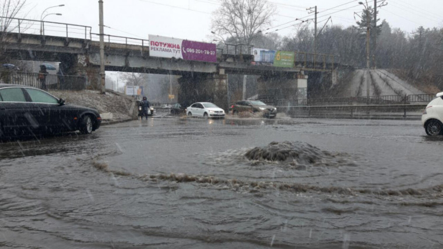 Метро в киеве затопило. Потоп в Киеве в феврале 2016 в-30. Потоп в Киеве зимой d-20 30. Затопило село возле Киева. Затапливало ли Киев.