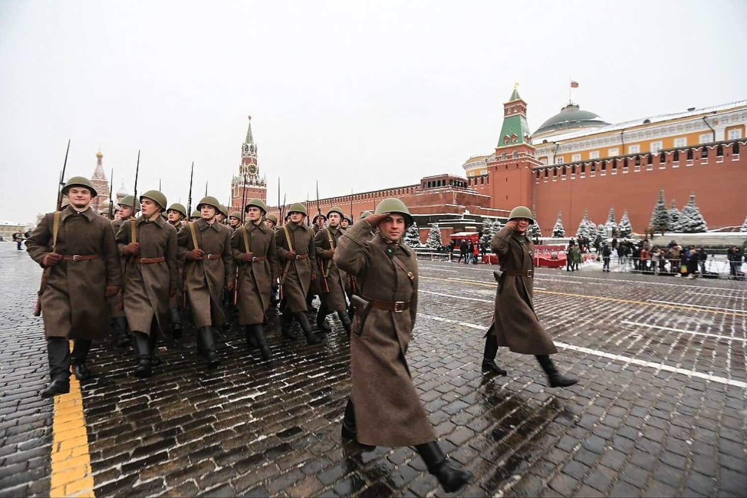 Солдаты москвы фото. Парад в честь 1941 года Москва. Парад 1941 года в Москве солдаты. Парад 7 ноября на красной площади реконструкция. Парад мавзолей Москва 1941.