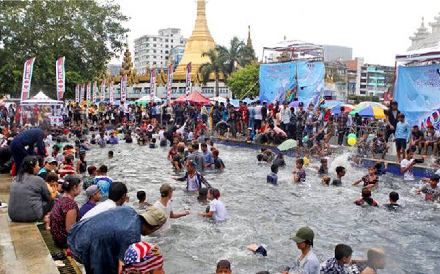 Чистая вода фестиваль. Водный фестиваль в Мьянме. Новый год в Мьянме.