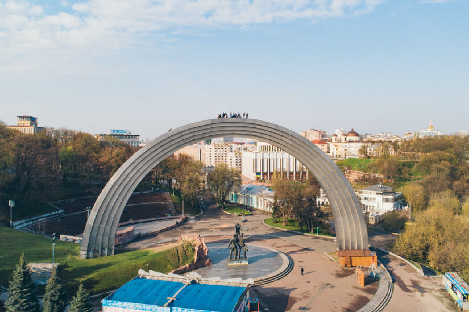 Самое известное сооружение дружбы народов. Арка дружбы Киев. Арка дружбы народов Украина Киев. Арка дружбы народов Киев фото. Арка дружбы народов Киев развалилась.