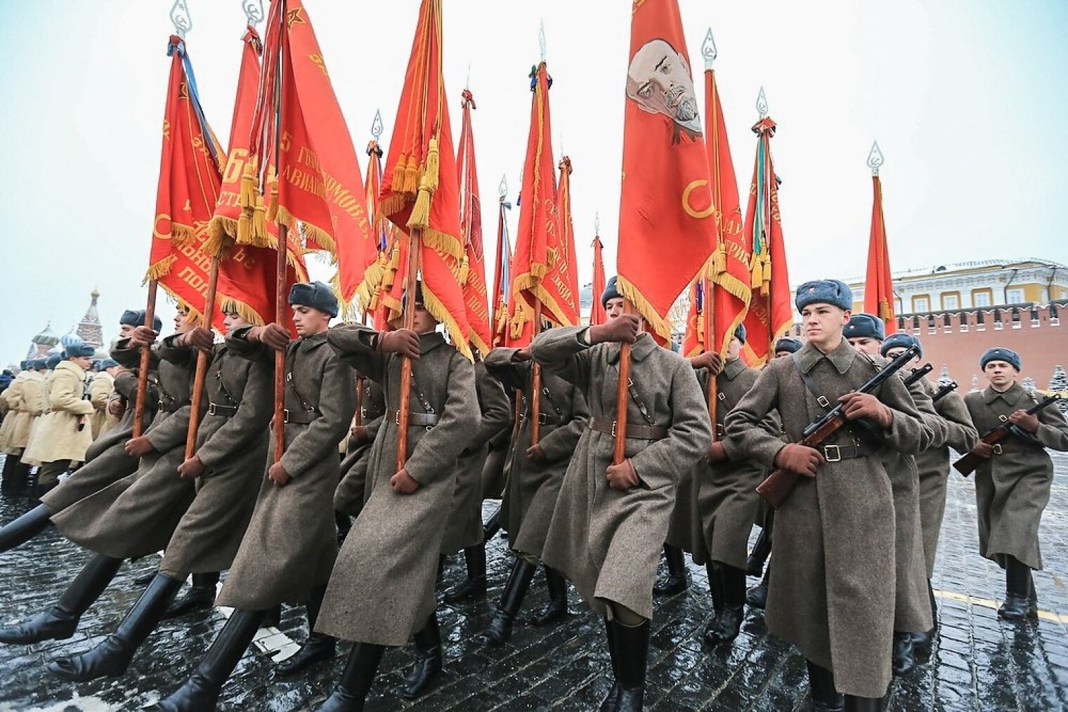 1 7 ноября. Парад 7 ноября СССР. Марш на красной площади 1941 года. Советский марш на красной площади. Парад на красной площади 1941 праздник.