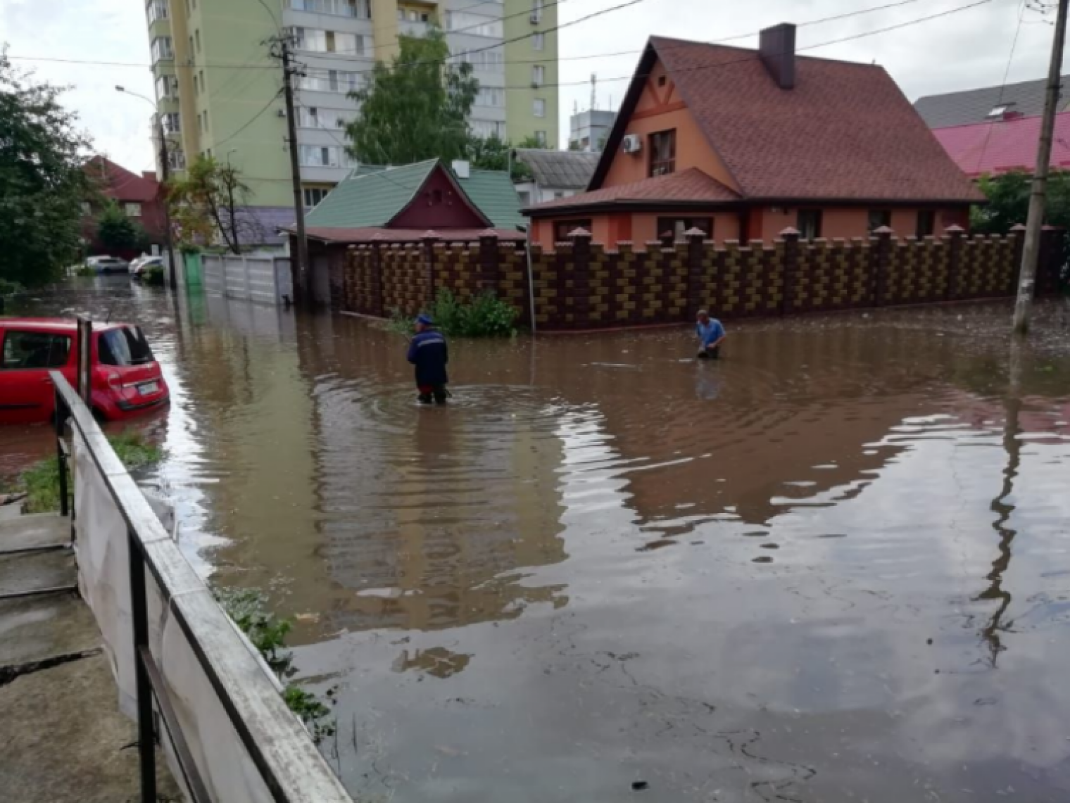 Вода затопила. Дождь потоп. Потоп в городе. Сильный ливень. Наводнение на улице.