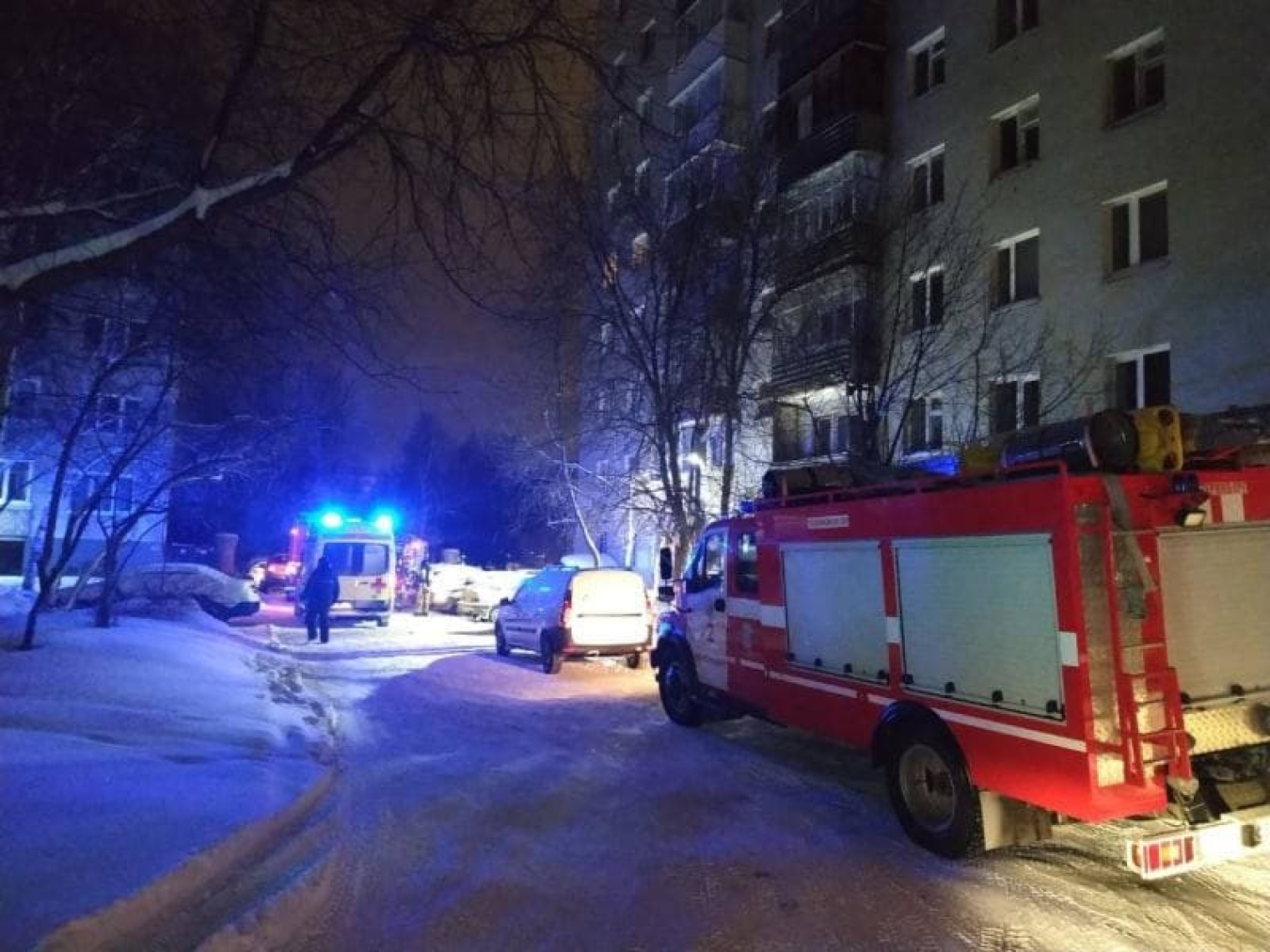 Новости екатеринбурга пожар. Пожар Рассветная 7 в Екатеринбурге. Пожарные Екатеринбург. Пожар в квартире на ЖБИ Екатеринбург. Пожар 31 декабря Екатеринбург.