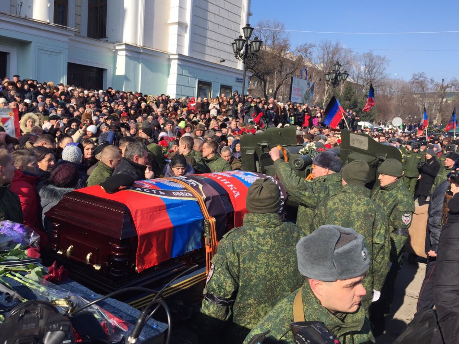 Сводки новороссии. Могилы Гиви Моторолы Захарченко. Захарченко Донбасс похороны. Гиви на похоронах Моторолы.