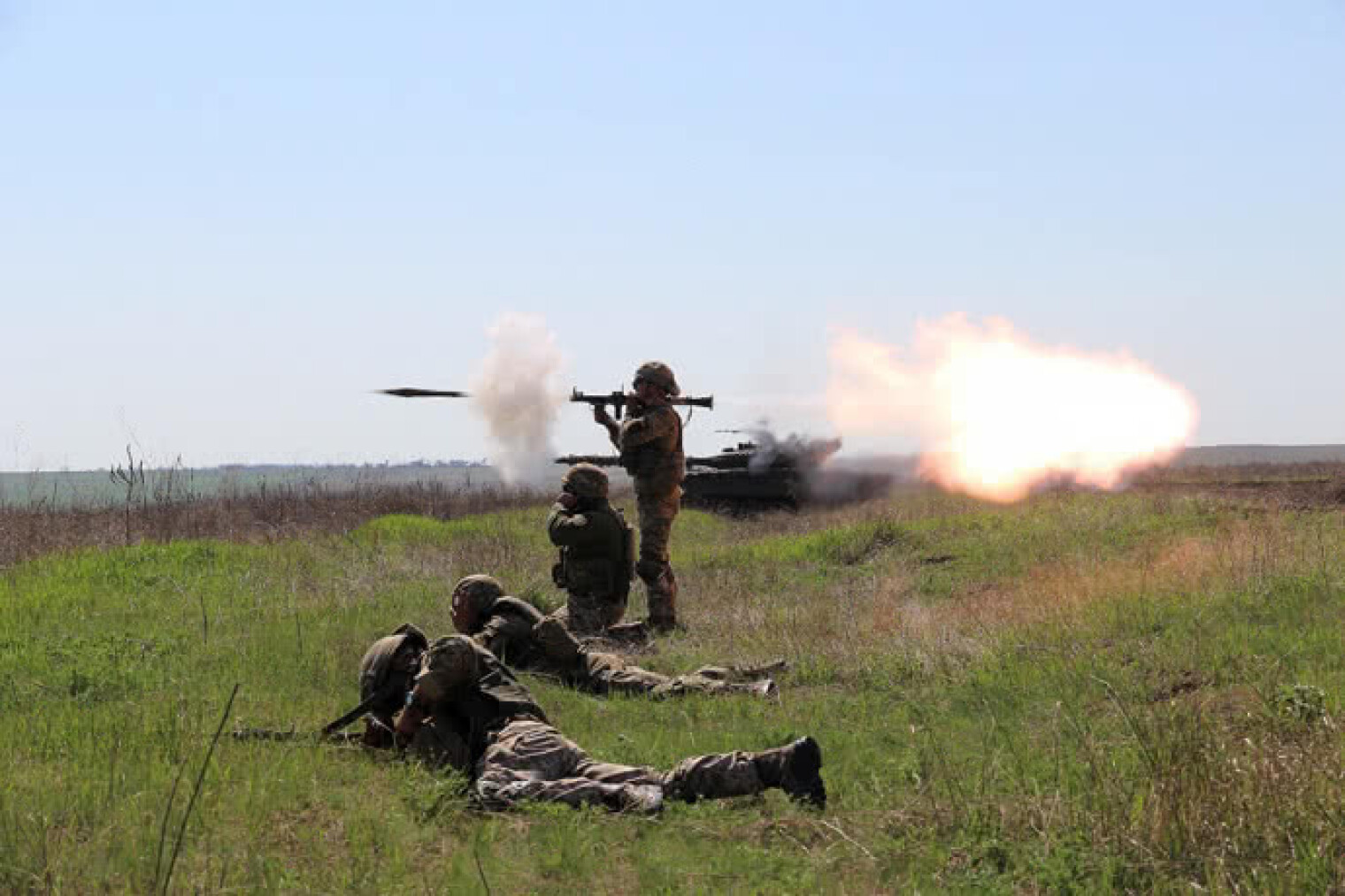 Ожесточенные бои на донбассе. Украинские военные стреляют.