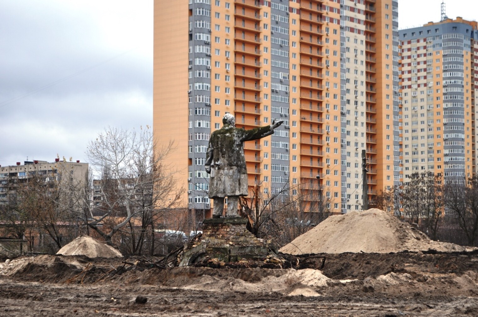 Зарастают памятники. Заброшенный памятник Ленину. Статуя Ленина в ЗАБРОШКЕ. Заброшенный памятник Ленину Москва. Монумент заросший.