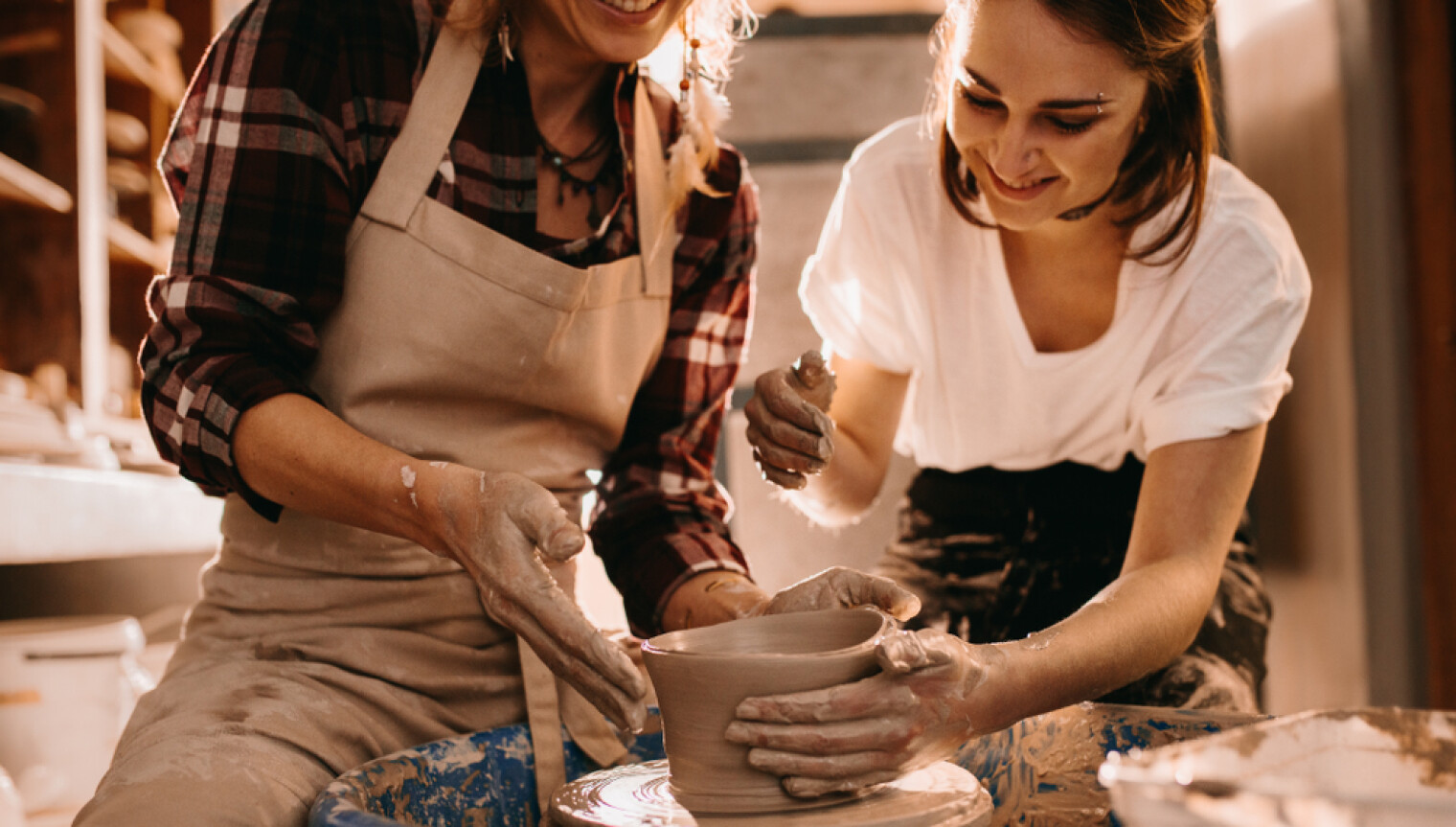 Великий гончар и женщина которая спасет мир. Workshop woman. She is Bad at Pottery. Women Workshop Spanish.