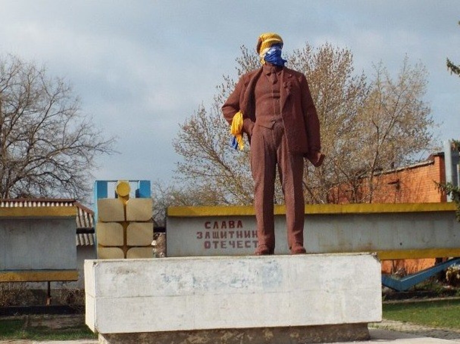 Станица ленина. Памятник в станице Луганской. Памятники станица Луганская область. Памятник Ленину в станице Дядьковской. Памятник в станице Луганской баба с хлебом.