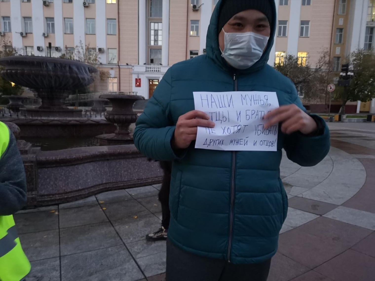 Против мобилизации. Протесты против мобилизации. Протесты в России. Девушка полицейский. Протесты против мобилизации в России.