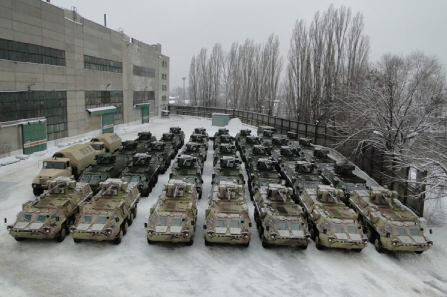 Военное имущество. Консервация военной техники. Военный автопарк. База хранения военной техники. Хранилище военной техники.