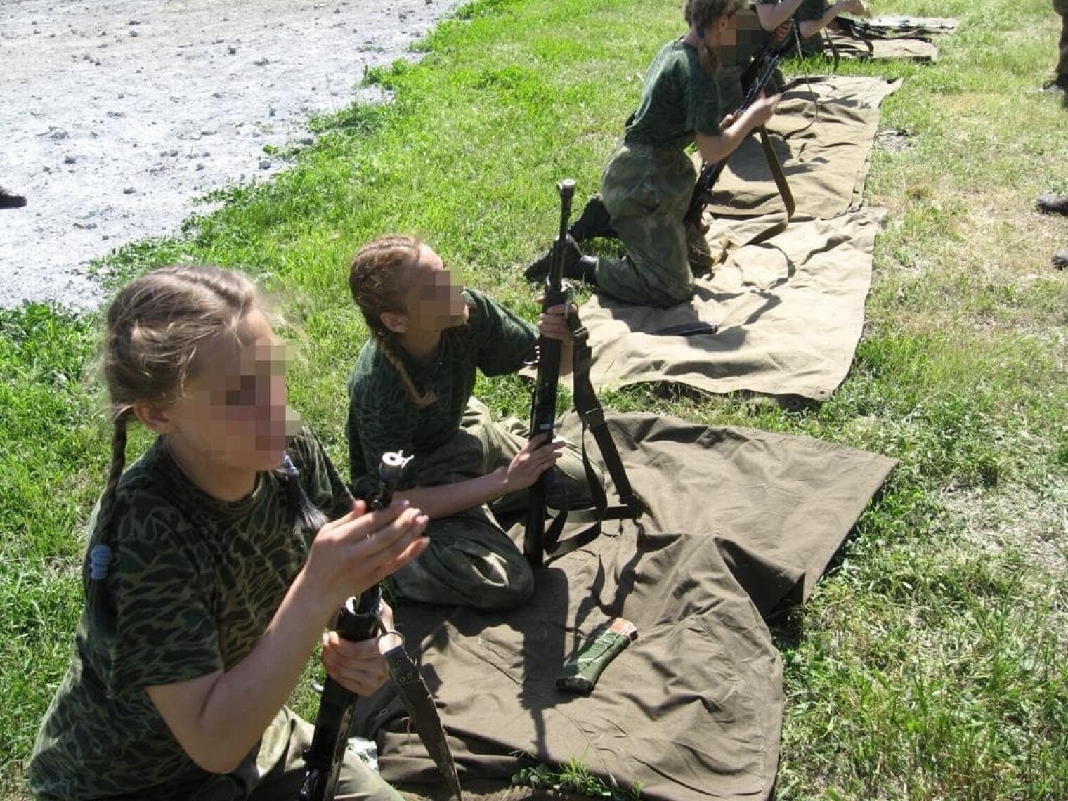 Новости донбасса видео. Боевики дети с оружием. Донбасс. Донбасс сегодня. Военный лагерь для детей.