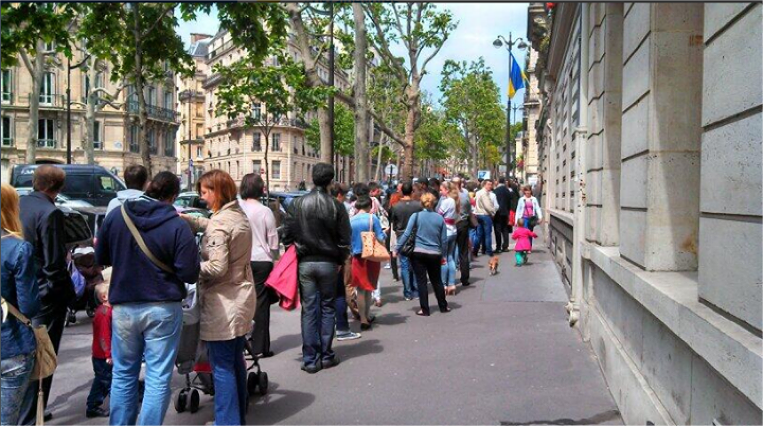 Посольство украины очередь. Очередь в посольство. Посольство Украины в Париже. Очереди на Украине. Очереди в Париже.