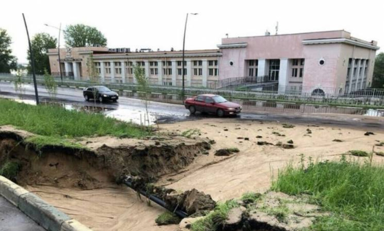 Дорогу размыло дождем. Нижний Новгород обрушение набережной. Набережную размыло. Потоп ливневая канализация Нижегородский Кремль. Размыв здание.