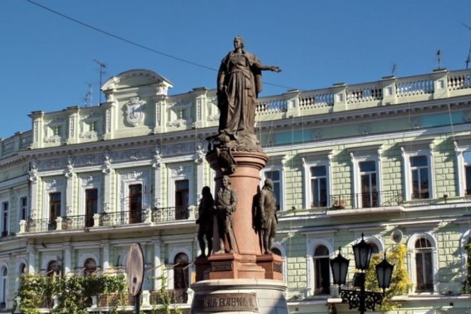 Памятники екатерине в городах. Памятник Екатерине Великой в Одессе. Памятник Екатерине второй в Одессе. Памятник основательнице Одессы Екатерине II. Одесса памятник основателю Одессы.