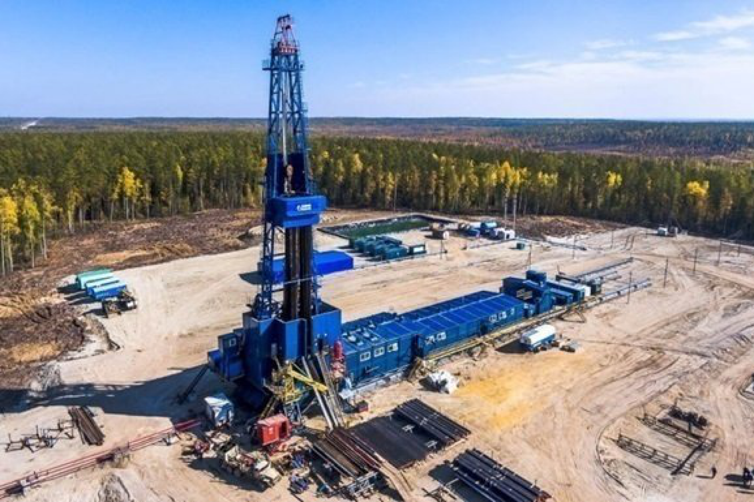 Нефтяная скважина газовая. Куст нефтяных скважин Чаяндинского месторождения. Чумпасское месторождение. Буровые станки для бурения скважин на нефть и ГАЗ. Газовая буровая вышка Газпром.