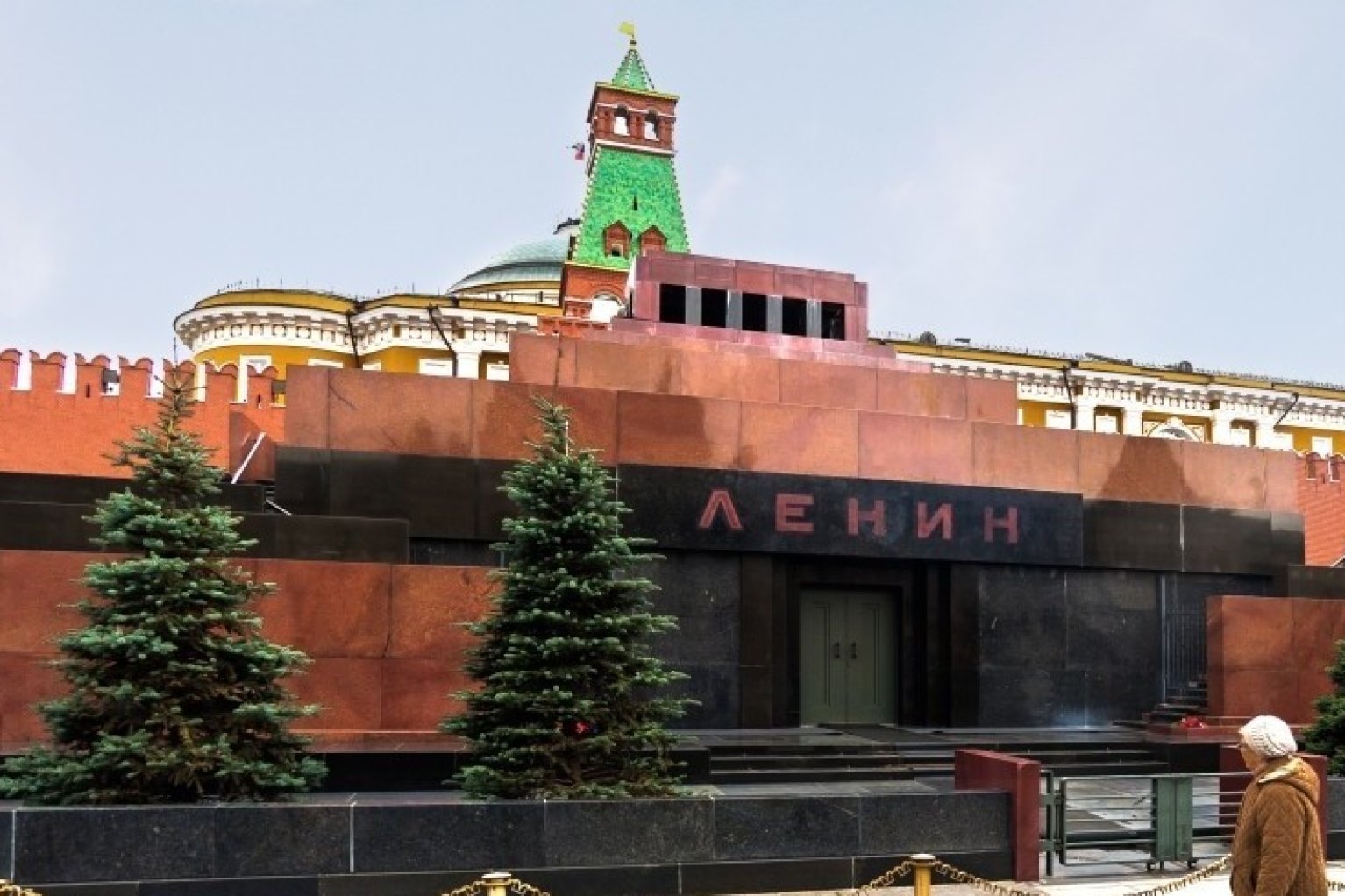 Владимир Ленин в мавзолее