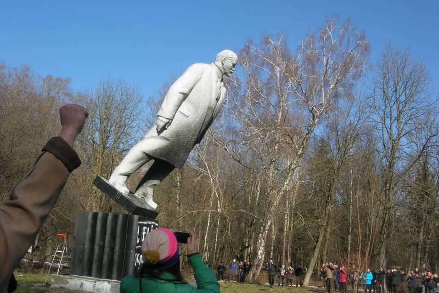 Снести памятники ленину. Памятник Ленину в Украине. Снесение памятников в Украине. Статуя Ленина в Украине. В Украине снесли памятник Ленину.