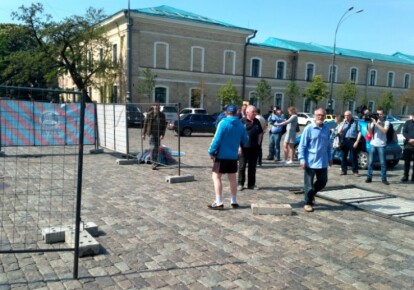 В Харькове активисты демонтировали забор возле палатки "Все для победы"