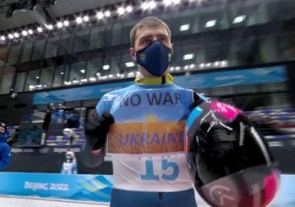 Влад Гераскевич з плакатом "No war in Ukraine"