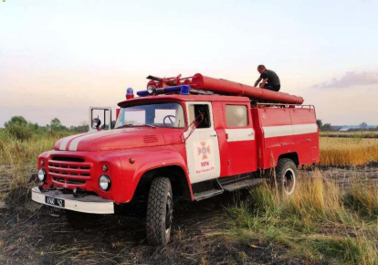 Спасатели ликвидировали пожар на пшеничном поле