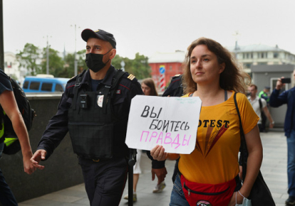 Одиночные пикеты в Москве закончились задержаниями
