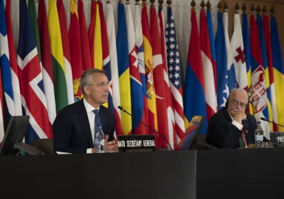 Генеральный секретарь НАТО Йенс Столтенберг и президент Ассамблеи НАТО, американский дипломат Джеральд Коннолли во время сессии ПА НАТО в Лисабоне