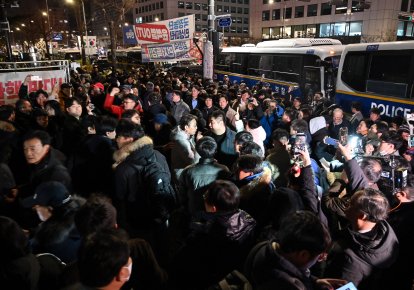 В Сеуле люди вышли на протест против военного положения