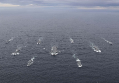 Авианосец HMS Queen Elizabeth и его ударная группа во время учений Joint Warrior 2020-2