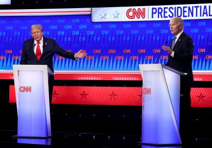 Трамп и Байден во время дебатов