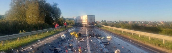 В пригороде Львова — ДТП с грузовиком и микроавтобусом, есть пострадавшие (ФОТО)