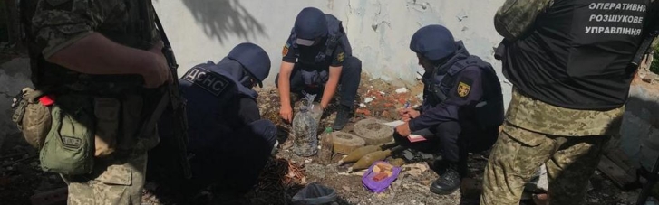 В заброшенном здании в Донецкой области нашли тайник с боеприпасами (ВИДЕО)