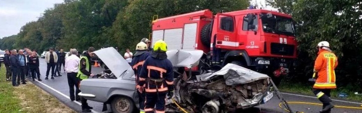 ДТП на Прикарпатті: загинула жінка, п'ятеро людей у лікарні (ФОТО)