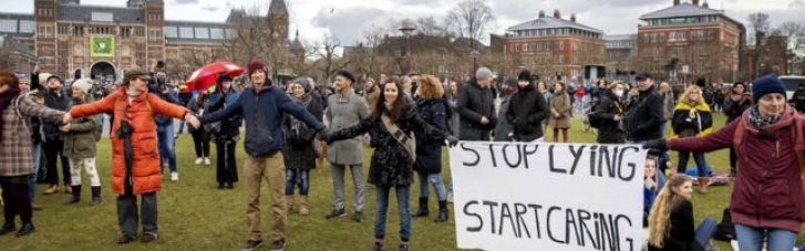 В Нидерландах на акцию против обязательных COVID-сертификатов вышли тысячи людей