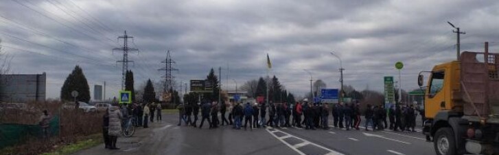 На Закарпатье протестующие заблокировали две автодороги (ВИДЕО)