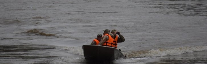 На Тисі піймали трьох ухилянтів на гумовому човні (ФОТО)