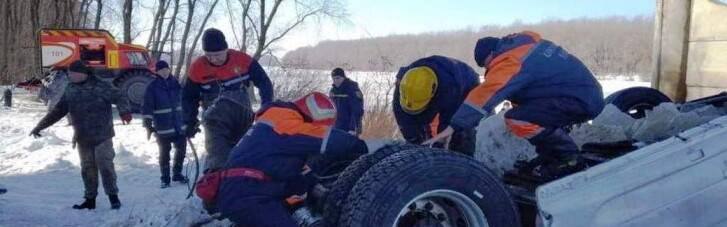 На Черниговщине вытащили из реки фуру, упавшую с моста