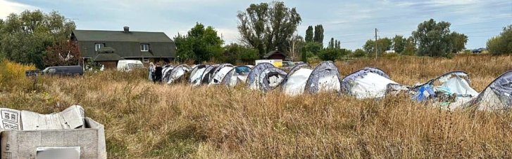 Під Києвом на пустирі знайшли великі пакунки з медикаментами: звідки вони — розбирається поліція (ФОТО)