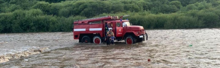 Пошли рыбачить, а оказались в водном плену: на Закарпатье спасли детей, застрявших посреди реки (ФОТО)