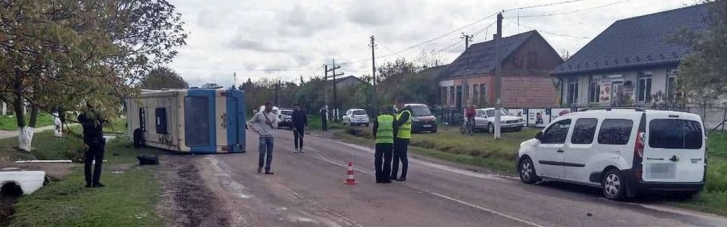 На Ровенщине перевернулся автобус: четыре человека в больнице (ФОТО)