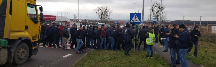 Протестующие перекрыли автодорогу во Львовской области (ФОТО)