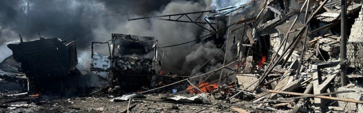 Удар по Покровську: загинули троє людей, спалахнула масштабна пожежа (ФОТО)
