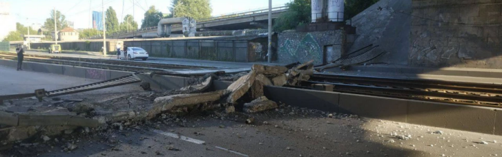 В Киеве обрушилась пешеходная часть моста на проспекте Воздушных сил (ФОТО, ВИДЕО)